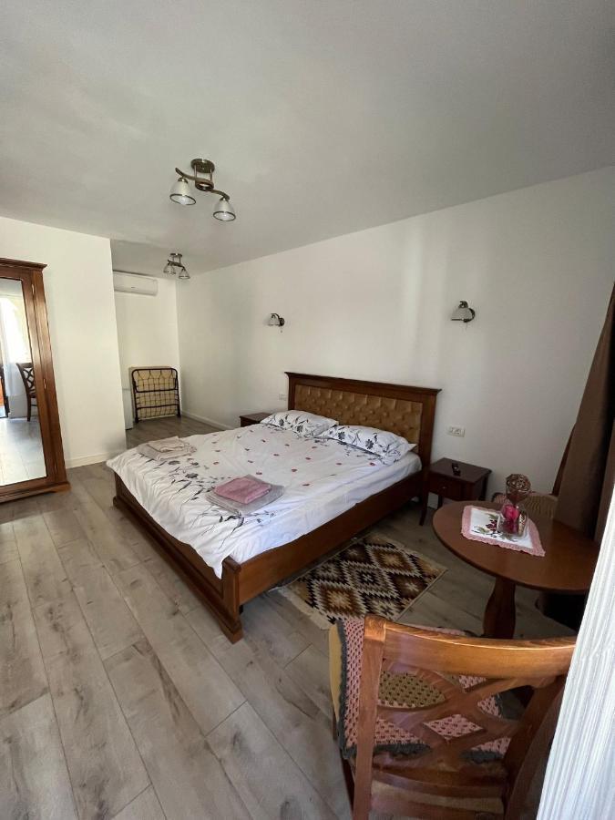 Ferienwohnung La Mona Bîrsana Zimmer foto